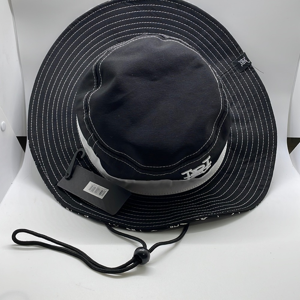 Men’s Ed Hardy brim logo black/white hat one size new